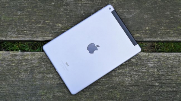 iPad 9.7 против Samsung Galaxy Tab A 10.5: Какой бюджетный планшет лучше?